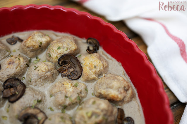 Albóndigas de pollo con salsa de setas