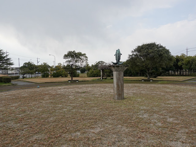 海浜公園の円形広場のこの場所は噴水のある池だったようです