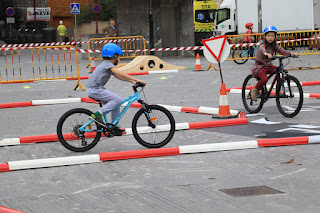 Niños participantes en las actividades ciclistas en Herriko Plaza