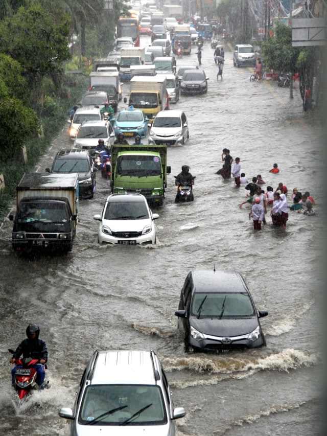 Banjir Berjilid-jilid, Lebih dari 19 Ribu Warga Jabodetabek Mengungsi, naviri.org, Naviri Magazine, naviri