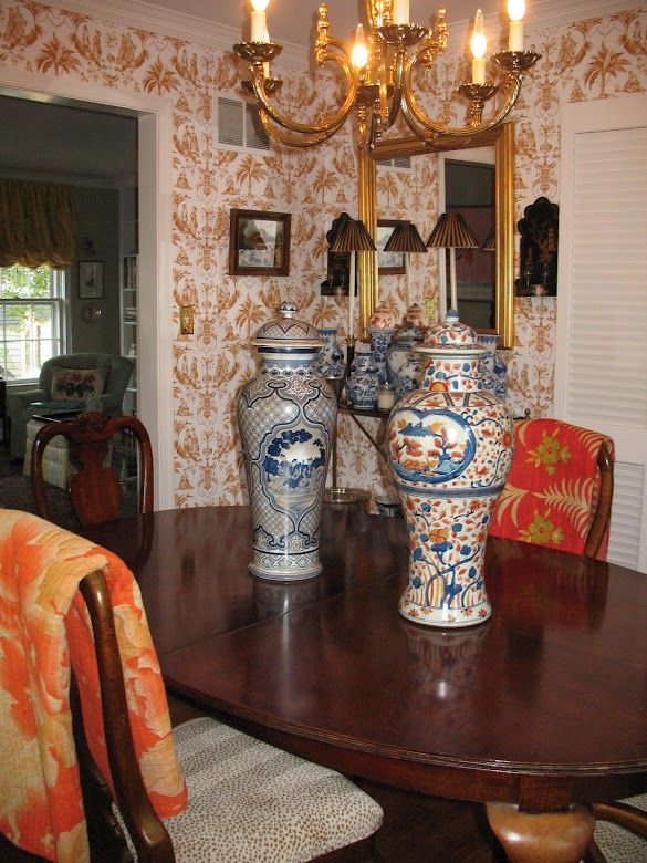 Chinoiserie Dining Room - Chinoiserie Chic: Pagoda Chandeliers in Dining Rooms : In decorator friederike kemp biggs's new york penthouse, the dining room's chinoiserie paper by gracie echoes the lee jofa damask.