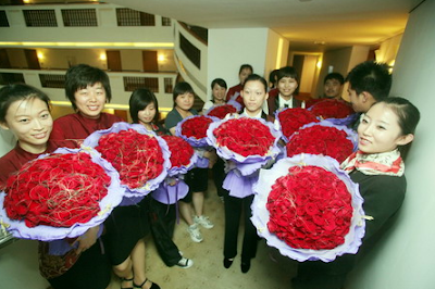 Man proposes to girlfriend with 9,999 roses