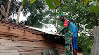 Koramil 410-04/TKT Bantu Perbaiki Rumah Warga yang Tertimpa Pohon Saat Hujan Deras