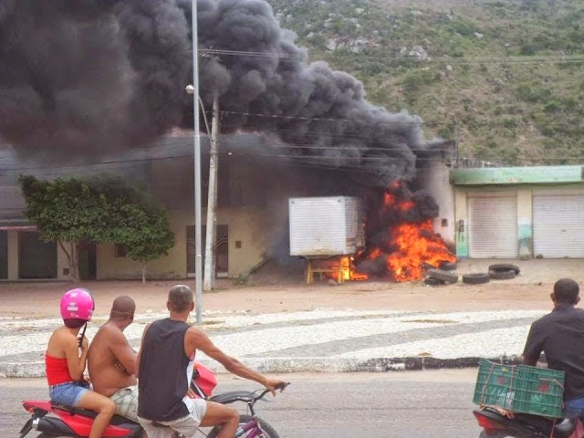 ITIÚBA: INCÊNDIO SUPOSTAMENTE CRIMINOSO EM BORRACHARIA QUEIMOU PNEUS E DESTRUIU UM BAÚ