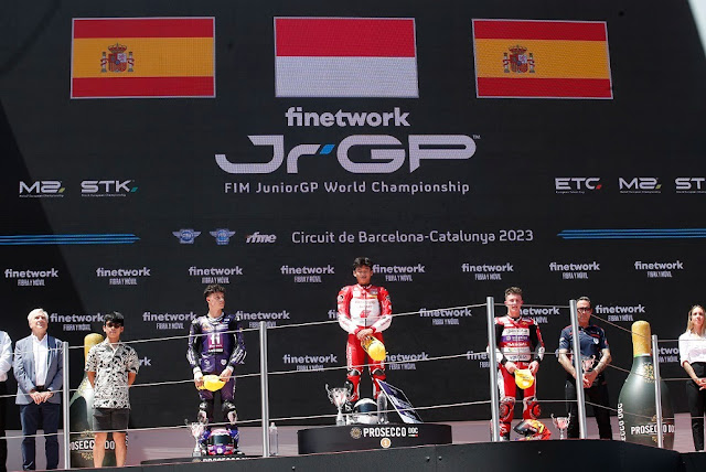 Cetak Sejarah, Pebalap Astra Honda Fadillah Arbi Kibarkan Merah Putih dari Podium Tertinggi FIM JuniorGP Barcelona