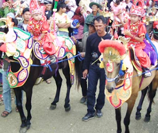 Kesenian-Kebudayaan-asli-Tradisional-Khas-Sunda-Daerah-Jawa-Barat