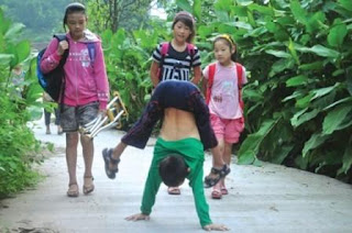 طفل صيني يتوجه منذ أربع سنوات إلى المدرسة يوميا.. على يديه