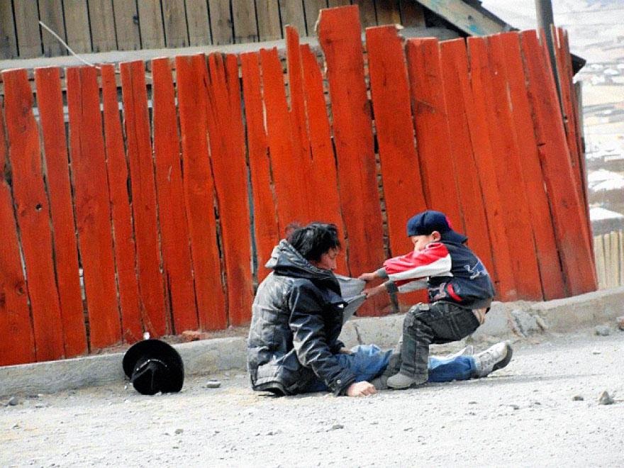 30 of the most powerful images ever - Alcoholic father with his son