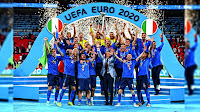 SELECCIÓN DE ITALIA. Temporada 2020-21. SELECCIÓN DE ITALIA 1 SELECCIÓN DE INGLATERRA 1. En los penaltis, ITALIA 3 INGLATERRA 2. 11/07/2021. Eurocopa 2020, 16ª edición, final. Londres, Inglaterra, Reino Unido, estadio de Wembley. GOLES: 0-1: 2’, Luke Shaw. 1-1: 67’, Bonucci. Italia se impuso en los penaltis a Inglaterra y obtuvo su segundo título de la Eurocopa. LOs jugadores italiano, junto con sus entrenadores, levantan la Copa obtenida.