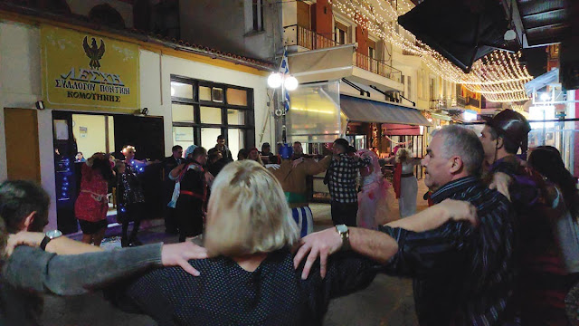 Μία ευχάριστη ...αναστάτωση στον πεζόδρομο της Βενιζέλου με τον "Εύξεινο Πόντο" Κομοτηνής