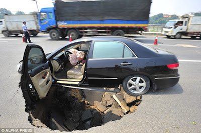 China Sinkholes on Has Lucky Escape After Sinkhole Swallows Up Car On Busy China Motorway