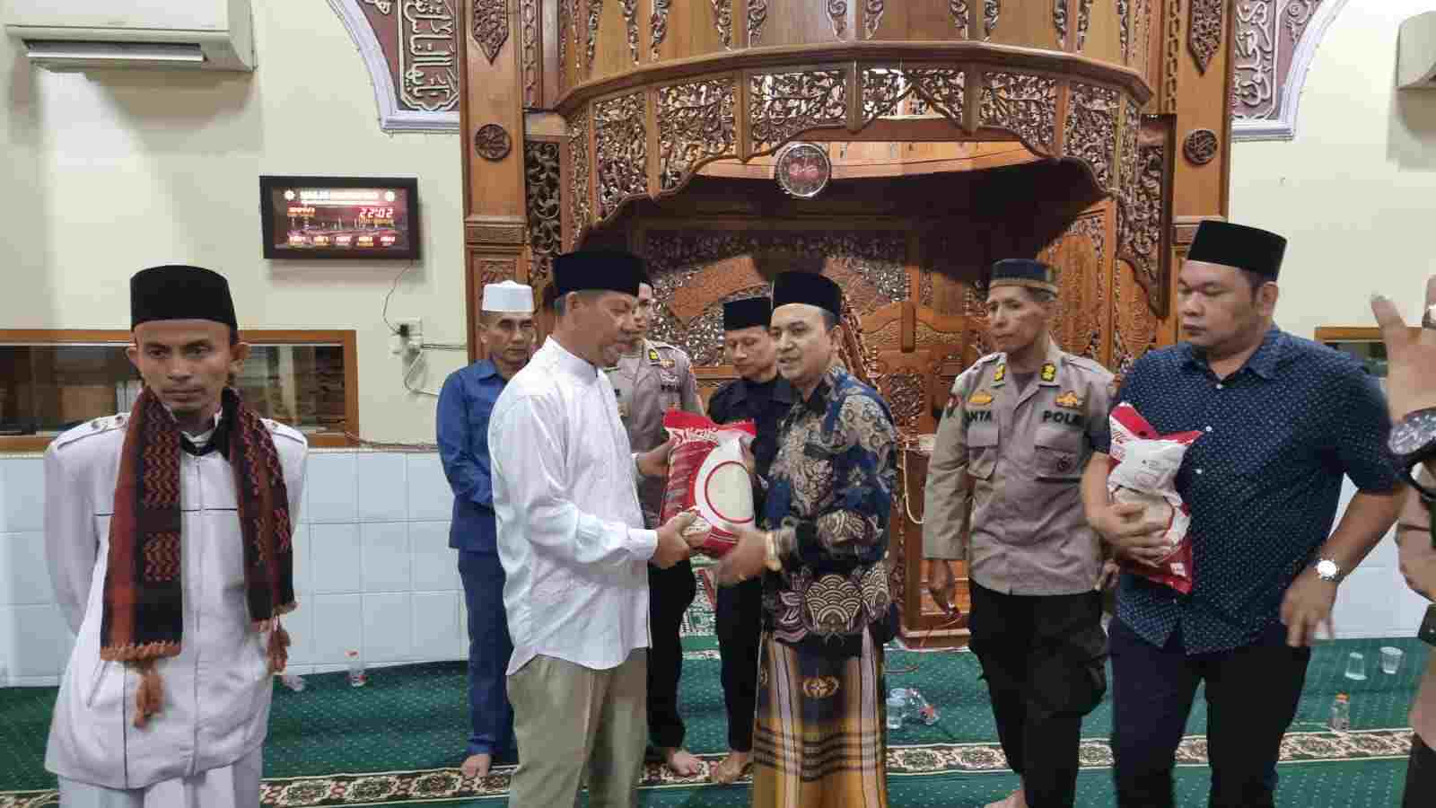 Mashja Ar-Raudhah Poldasu Tarawih Keliling di Mesjid Daruun Nur