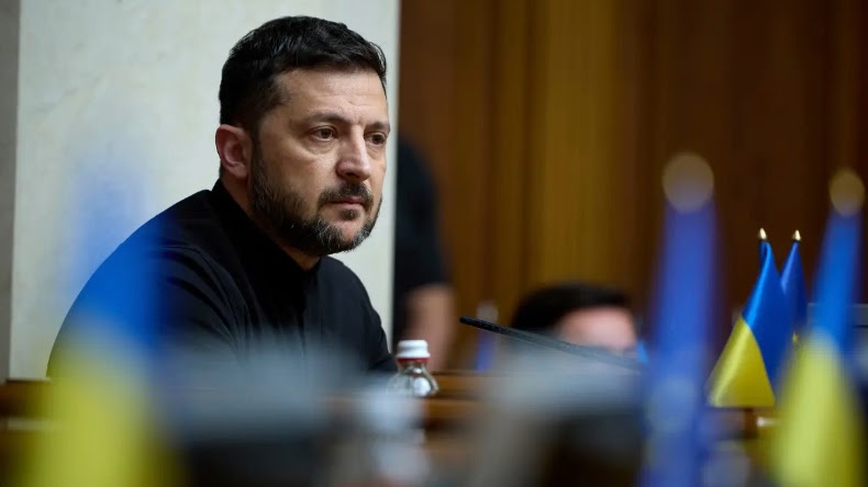 O presidente da Ucrânia, Volodymyr Zelenskyy, participa da sessão do parlamento em Kiev, Ucrânia, em 17 de julho de 2025 (AP Photo/Vadym Sarakhan)