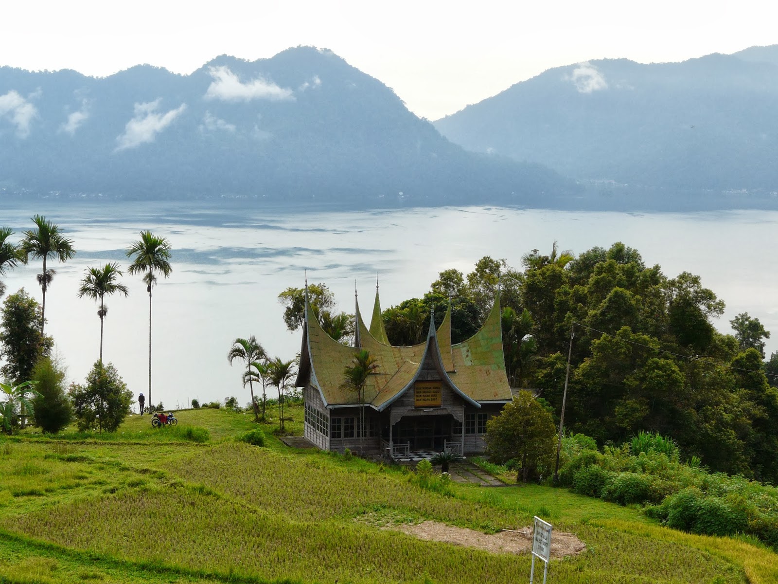 Download this Danau Maninjau Wujudkan Nuansa Ketenangan picture