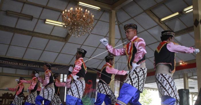 Kesenian Trengganon atau Kuntulan  Kamera Budaya