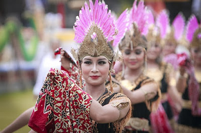 Tari Serimpi adalah jenis tarian tradisional Daerah Jawa Tengah. Tarian ini diperagakan oleh empat orang penari yang semuanya adalah wanita