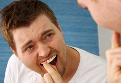 Viêm chân răng cửa có nguy hiểm không?