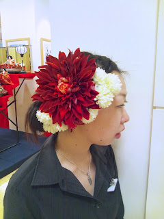 <prima>赤ダリアと白マムのヘアアクセサリー