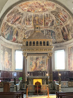 foto da cúpula do altar com as pinturas