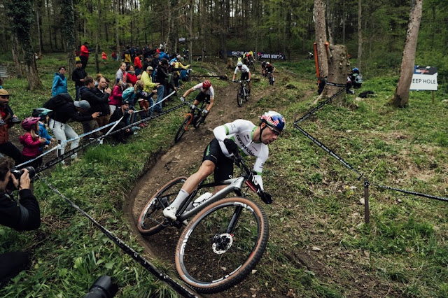 Henrique Avancini em ação na copa do mundo de ciclismo mountain bike