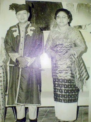 Suharto dan Ibu Tien Memakai Baju Adat Buton