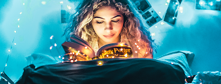 Mujer joven leyendo Harry Potter, en medio de una iluminación mágica.