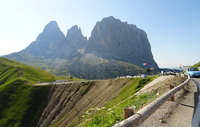 Sella Türme auf dem Sella Joch, grüne Berghänge, Kurve, Autos