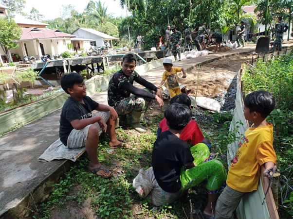 Hiburan Sederhana Bagi Anak-Anak di Lokasi TMMD Ke-111