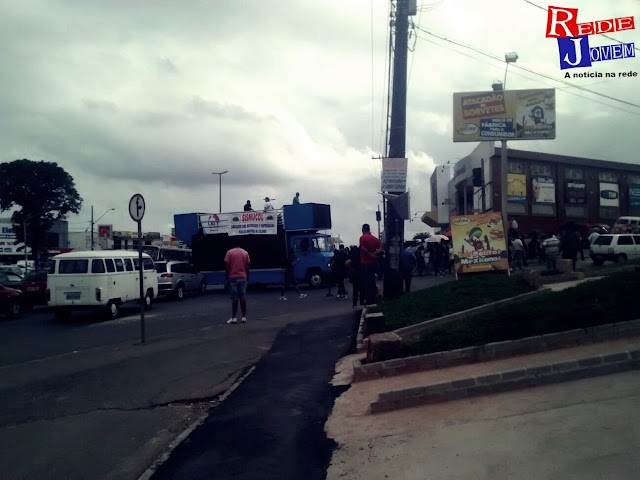 Greve dos servidores em Colombo inicia com bloqueio na estrada da Ribeira