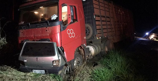 Menino de 14 anos pega carro escondido dos pais e morre ao bater de frente em caminhão no MT