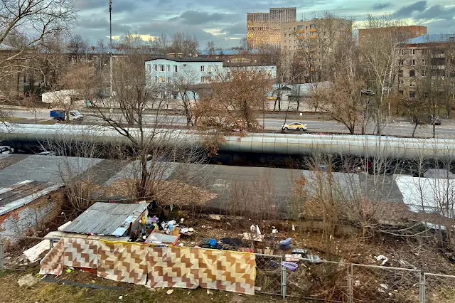вид из окна поезда, улица Академика Королёва, гаражи