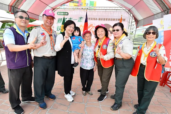 ▲彰化縣樂齡童軍家庭親子體驗營活動現場最小有2歲的小小童軍，也有99歲的高齡童軍，一起參與。（記者林明佑翻攝）