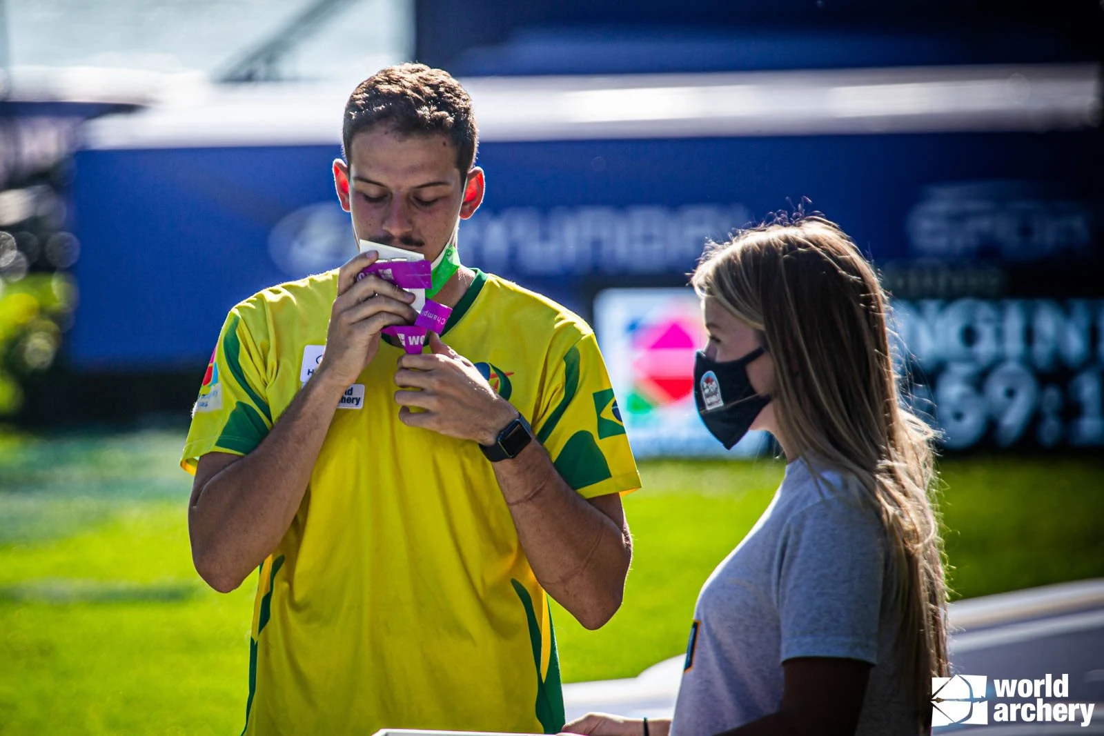 Marcus Vinicius D'Almeida com a medalha de prata no Mundial de 2021