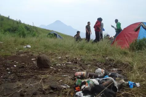 Sampah Pendaki di Gunung - sumber afif1.wordpress.com