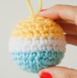 http://lamardeideasdiy.blogspot.com.es/2014/09/tutorial-bola-de-lana-con-patron.html