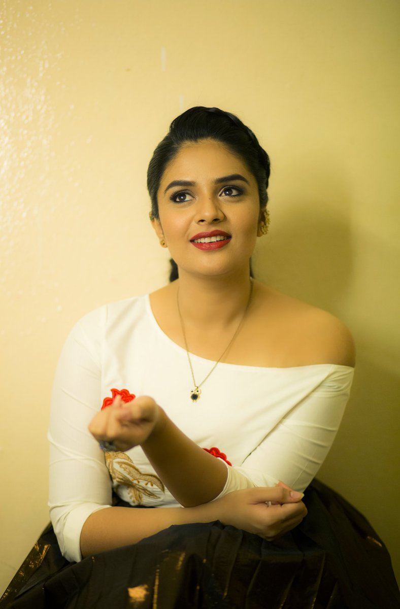 Actress Sreemukhi Latest HD Images 