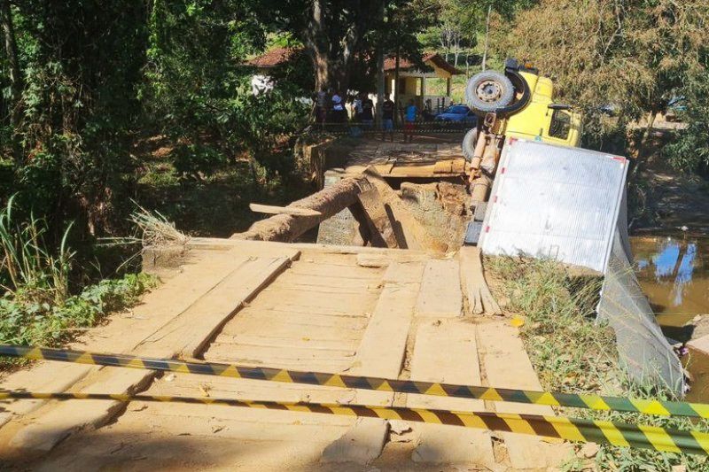 Ponte em Guaratinga não teria caído se o governador tivesse cumprido promessas feitas em 2019, diz site regional; Veja vídeo