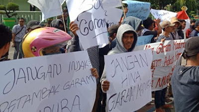 Petani Garam Sumenep Demo Kantor DPRD, Minta Cabut Pernyataan Presiden Soal Garam