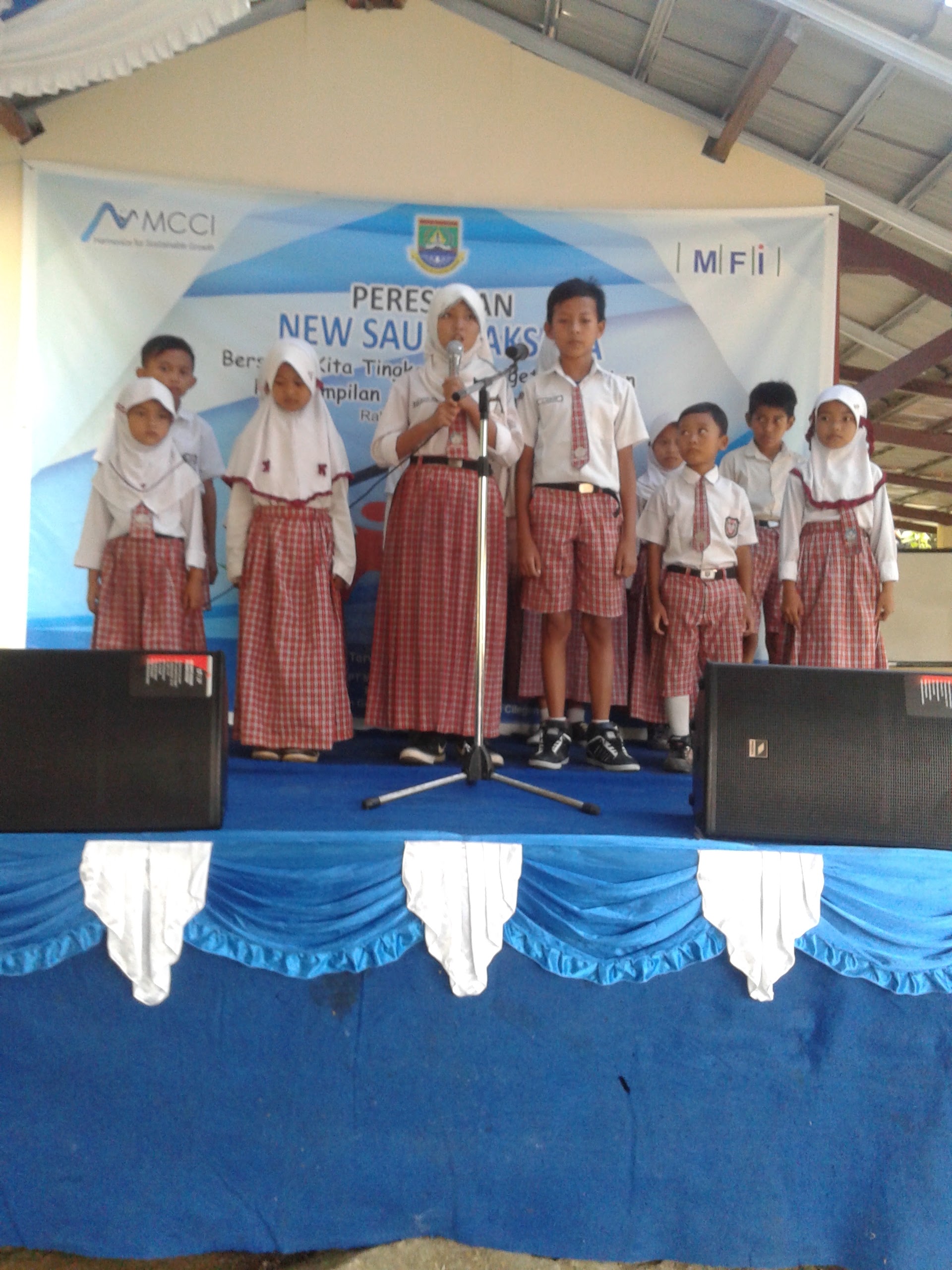 saung aksara lingkungan cupas sudah banyak saat ini siswa Sekolah Dasar yang bisa berbahasa inggris seperti terlihat dalam penapilan tadi "Tuturnya