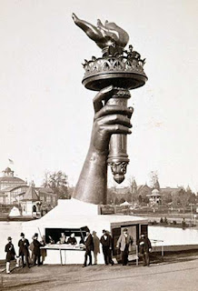 La torche et le bras de la future statue de la Liberté