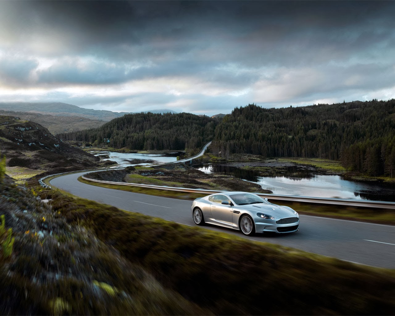 http://www.crazywallpapers.in/2014/02/aston-martin-vanquish-free-wallpapers.html