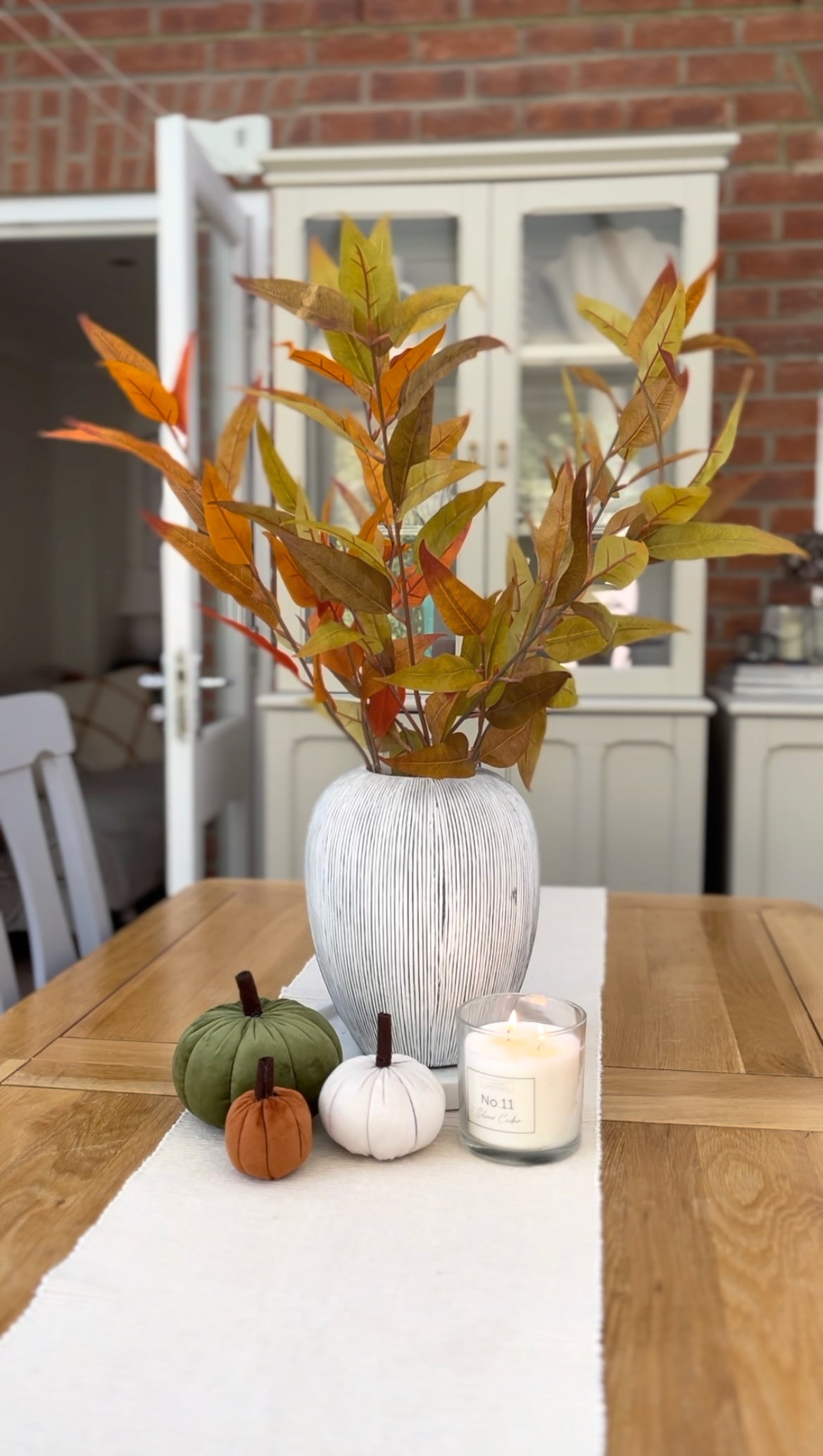 DIY Autumn home decor you can make yourself on a budget. Fall crafts and decor inspiration. From Autumn leaf garlands to wreaths and a pumpkin doormat