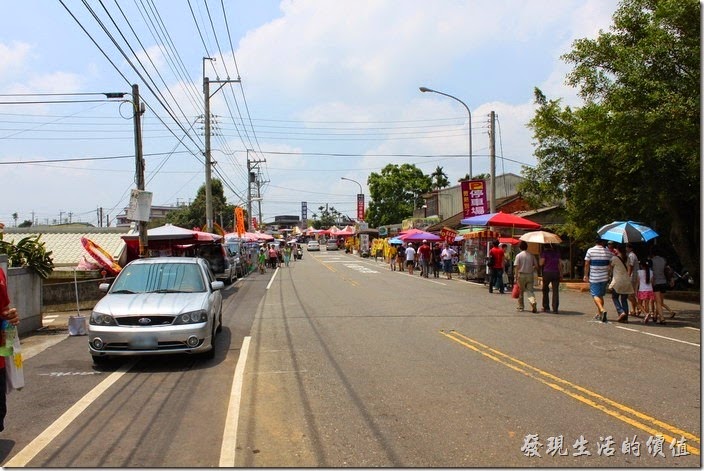 南投-微熱山丘鳳梨酥。路過南投縣八卦路的這個路口都會被眼前的景象給吸引住，怎麼這個地方這麼熱鬧，明明不是什麼觀光景點，可是卻到處都是攤販，而且還有人招呼停車收費，探頭一看原來巷子裡藏了一間賣鳳梨酥的店面【微熱山丘】。