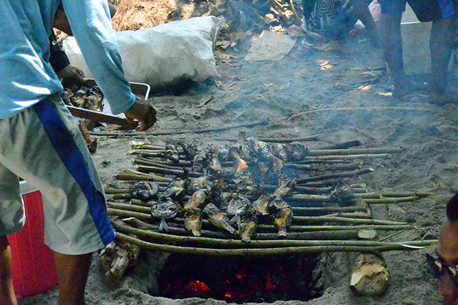 Ikan bakar untuk wisatawan