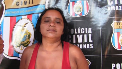 Mulher vai a júri popular por matar a mãe com 109 facadas na frente do filho de 8 anos! 