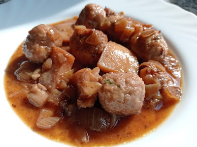 Albóndigas de pollo con sepia con salsa