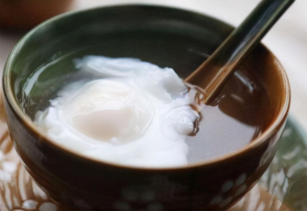 Chần trứng, thật sai lầm khi thả luôn vào nước sôi, thêm động tác này trứng ngon không sủi bọt - 6