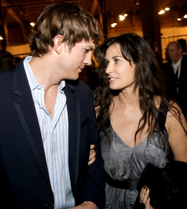 Foto de Demi Moore mirando a los ojos de Ashton Kutcher