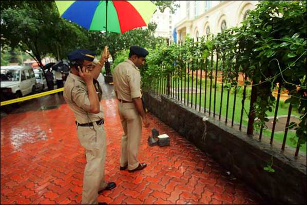 2011-June-Police-investigation-Mumbai-journalist-J-Dey-shot-dead