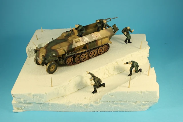 Article du blog traitant la réalisation d'un diorama avec le Sdkfz 251/1 de Tamiya au 1/35. Diorama  intitulé "sous le feu"